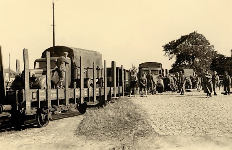 26 sierpnia 1939 roku. Żołnierze ładują transport sprzętu...