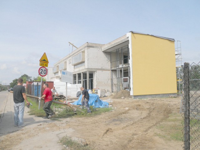 Przedszkole w Stawkach miało być gotowe do 30 września, ale firma porzuciła plac budowy, pozostawiając obiekt w takim stanie jak na zdjęciu.