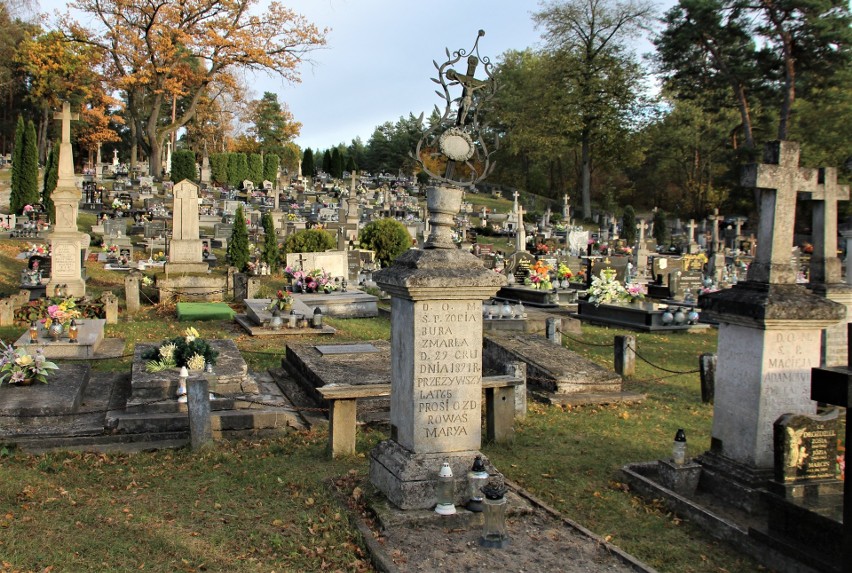 Niemal wszystkie nagrobki mają charakter ludowy. Z wizytą na pięknym cmentarzu w Górecku Kościelnym. Zobacz zdjęcia