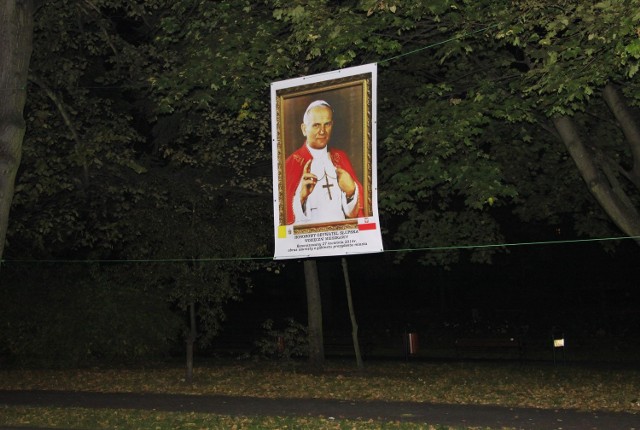 - Dzisiaj (16 października - przypis red.)  po mszy o godz. 18 w kościele Mariackim w tym miejscu będziemy się wspólnie modlić - zapowiada Jaworski.