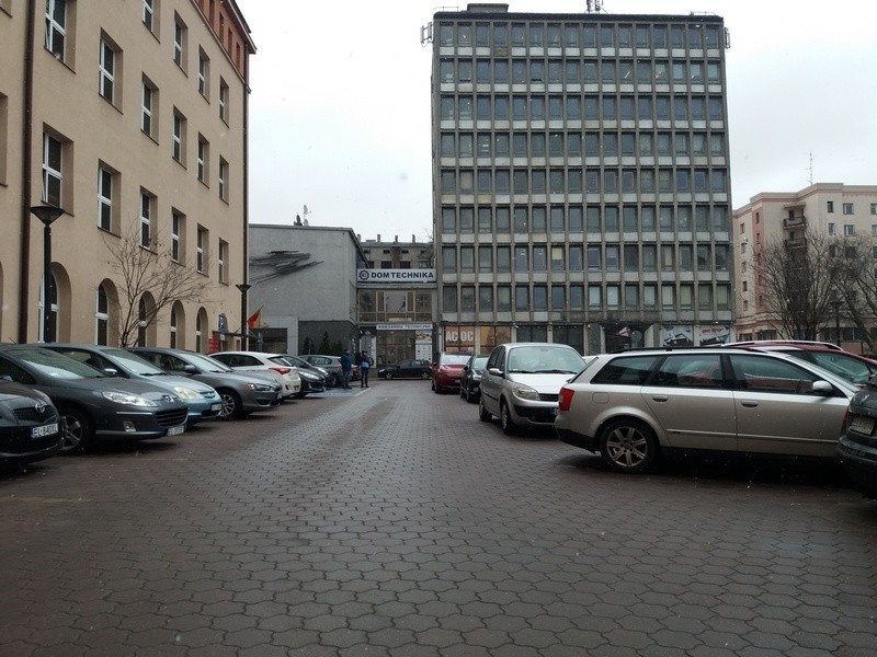 Parking obok Urzędu Miasta Łodzi pęka w szwach. Parkuje na...