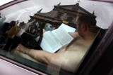 Goły mężczyzna czytał Biblię w centrum Krakowa [ZDJĘCIA]