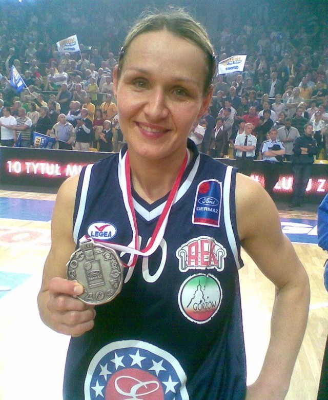 Edyta Koryzna przez kilkanaście lat cieszyła nas swoją grą na parkiecie. Dziś żegna się z koszykówką, a swoje ostatnie trofeum oddaje na licytację, z której dochód zasili konto chorego chłopca.