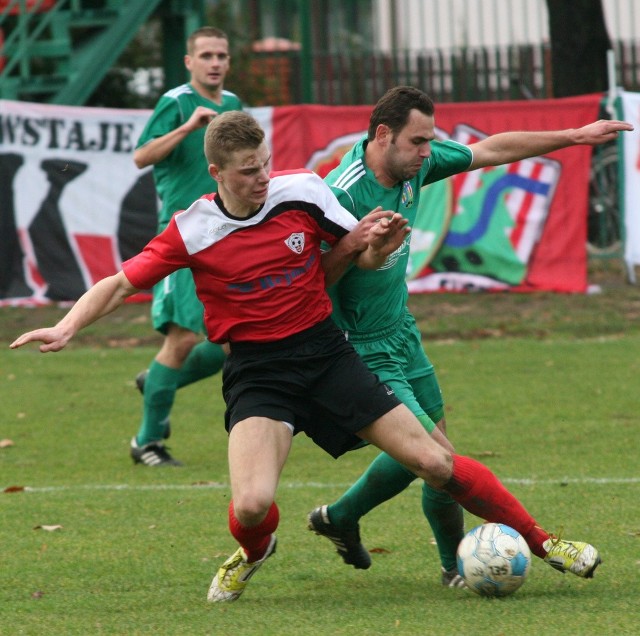 Piłkarze Sokoła Nisko (z prawej Piotr Sojecki, w tle Grzegorz Woźniak) zremisowali u siebie z Cosmosem Nowotaniec 0:0.