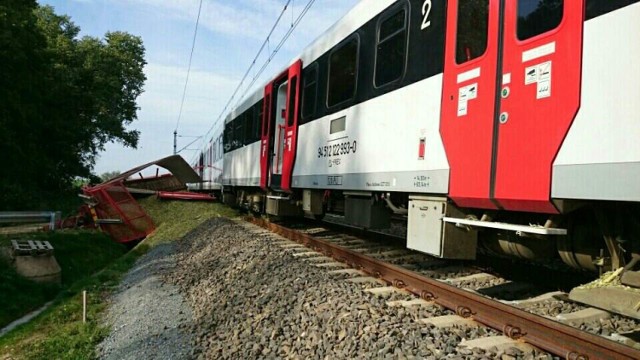 Zderzenie pociągu osobowego z ciągnikiem w Jurkowicach