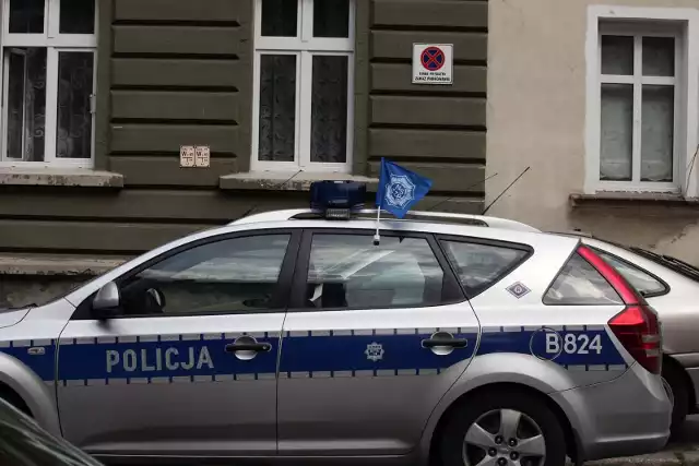 Policjanci eskortowali auto z chorą kobietą