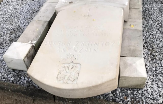 Niebywały akt wandalizmu na cmentarzu w Wyrzysku. Zniszczono Grób Nieznanego Żołnierza.