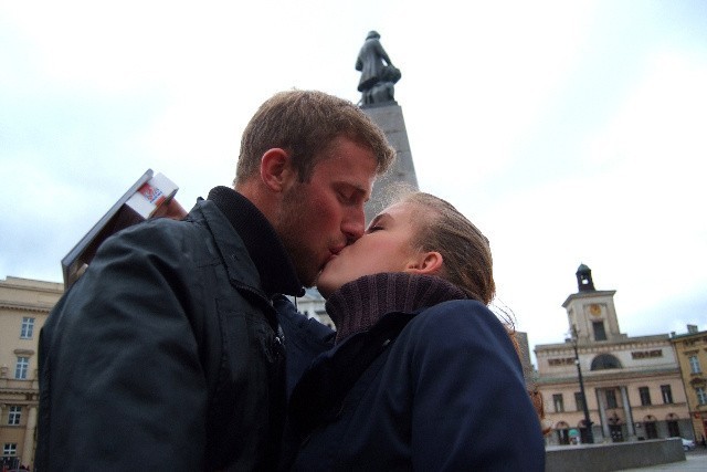 Marlena i Piotr, byli jedną z czterech par, która w sobotę w południe pocałowała się na pl. Wolności w zamian za zniżkowy bilet do muzeów oraz upominki, m.in. seksowne stringi.