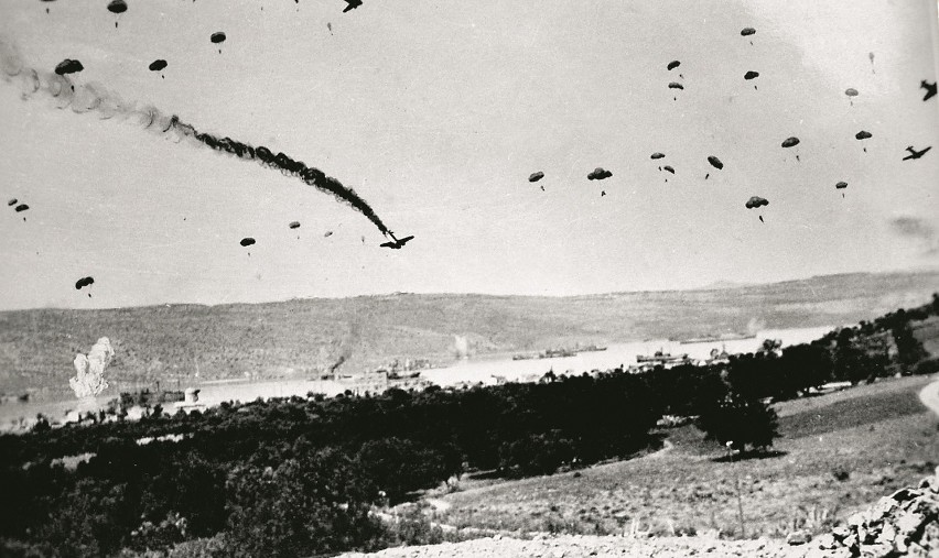 Niemieccy spadochroniarze podczas desantu na Kretę. Rok 1941