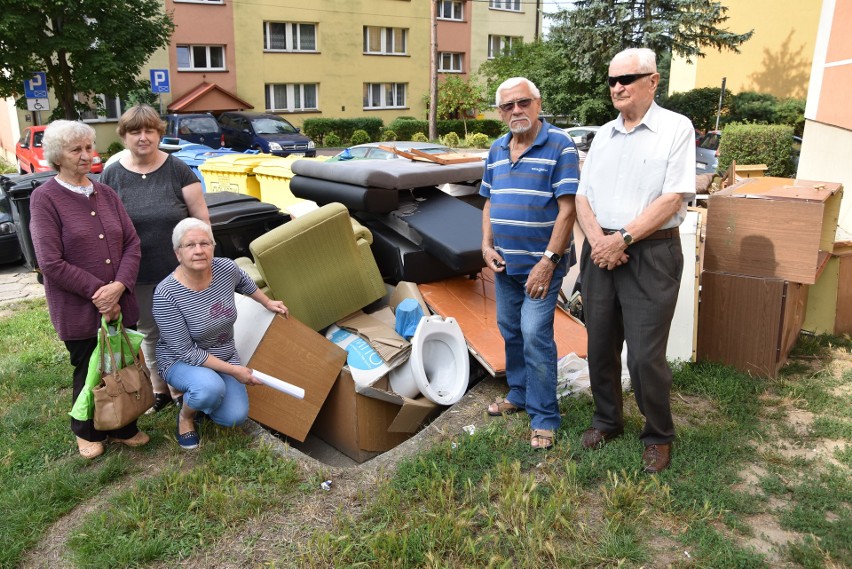 Lokatorzy bloku nr 4 mają pod swoim nosem całą górę odpadów