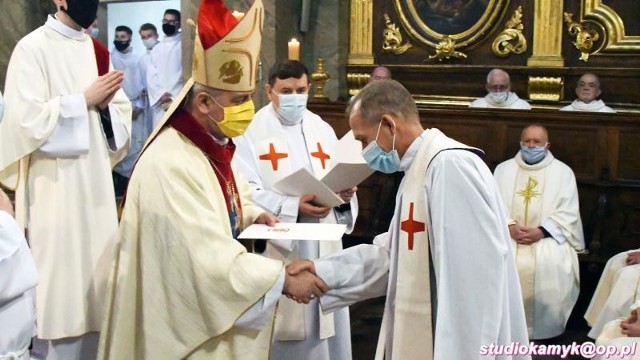 Ksiądz biskup Jan Piotrowski i ksiądz Edward Giemza, nowy kanonik honorowy Kapituły Kolegiackiej przy Bazylice Mniejszej w Miechowie.