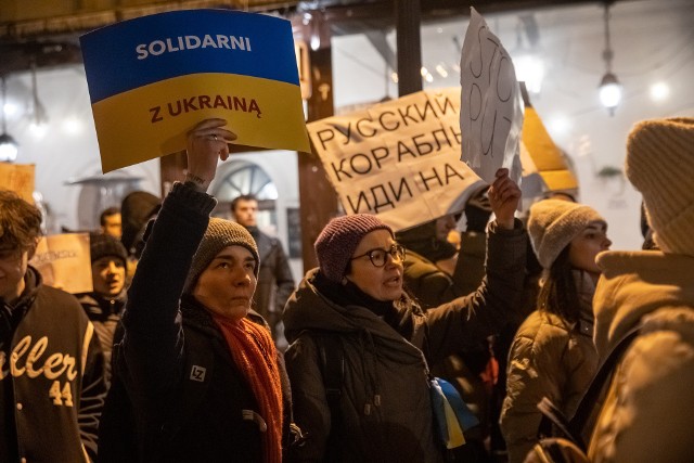 Piątkowe manifestacje odbywały się od rana w kilku miejscach w Krakowie: pod konsulatem Rosji, Niemiec, USA oraz na Rynku Głównym