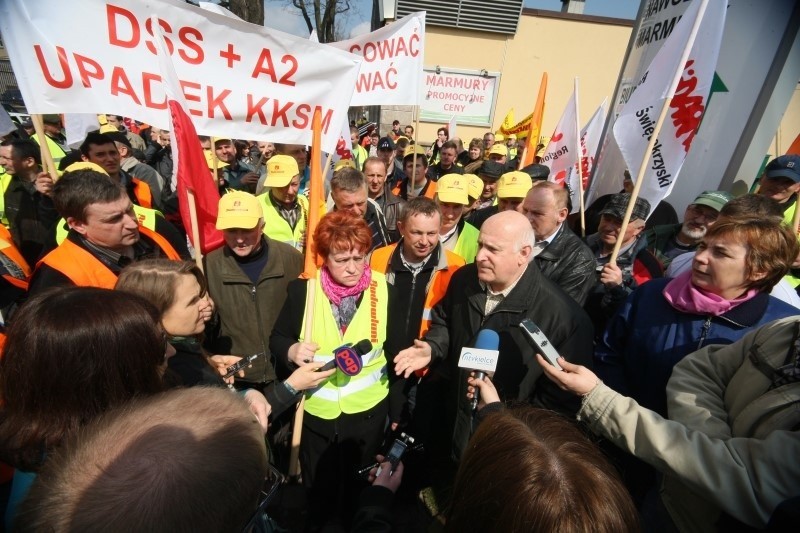 Pikieta pod siedzibą KKSM z udziałem przewodniczącego Solidarności Piotra Dudy