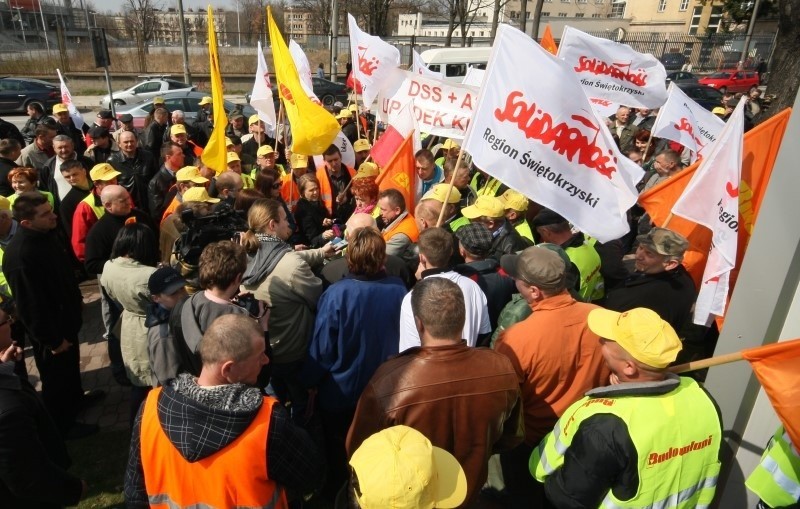 Pikieta pod siedzibą KKSM z udziałem przewodniczącego Solidarności Piotra Dudy