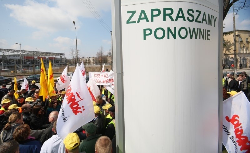 Pikieta pod siedzibą KKSM z udziałem przewodniczącego Solidarności Piotra Dudy