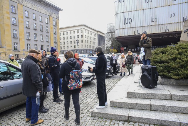 Aktywiści chcą likwidacji parkingu przy pl. Sejmu Śląskiego w Katowicach