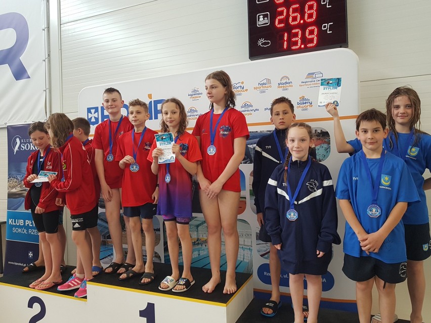 Dwóch zawodników z Tarnobrzega triumfuje w Podkarpackiej Lidze Pływackiej Dzieci. UKS Delfin Tarnobrzeg zdobył w sumie siedem medali 
