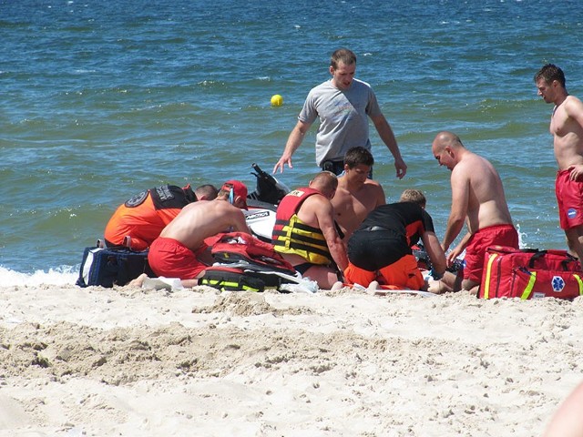W sobotnie popołudnie mieleńskim ratownikom i ekipie karetki pogotowia udało przywrócić pracę serca 28-latkowi, który tonął w Bałtyku, przy głównej plaży w Mielnie.