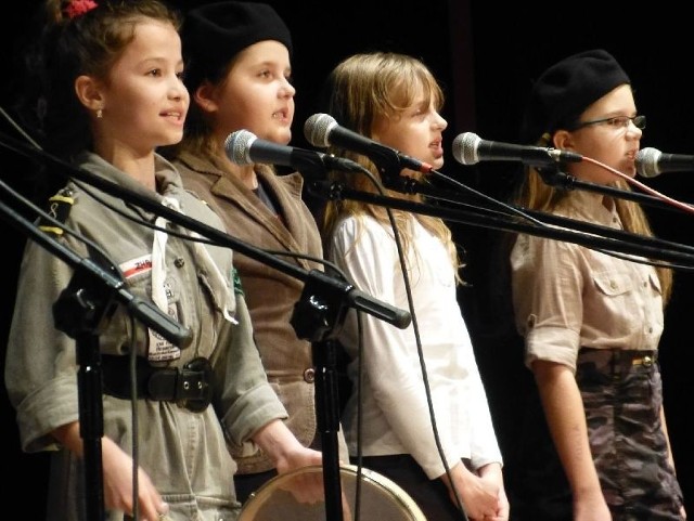 Zespół ze Szkoły Podstawowej nr1 w Skarżysku wygrał konkurs pieśni patriotycznej w swojej kategorii.