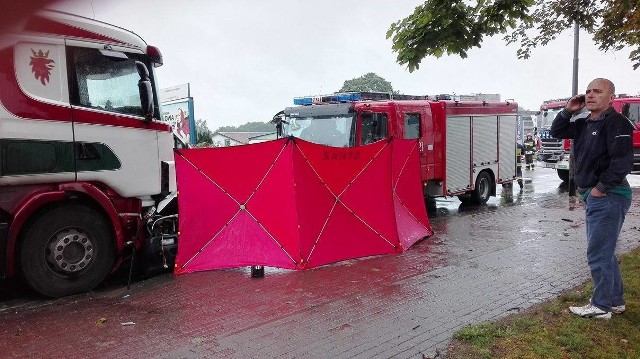 Do wypadku doszło koło godziny 14 na skrzyżowaniu ulicy Lęborskiej z Przemysłową. Ze wstępnych ustaleń policji wynika, że kierowca seata wyjeżdżając z ulicy Przemysłowej wymusił pierwszeństwo przejazdu na kierującym Audi. Auta zderzyły się, a Audi uderzyło w nadjeżdżającą ciężar&oacute;wkę. 59-letni kierowca Audi, mieszkaniec powiatu słupskiego nie żyje. Prokurator polecił zabezpieczenie ciała do badań sekcyjnych. Kierowca seata i ciężar&oacute;wki byli trzeźwi. Minimum przez najbliższą godzinę potrwają utrudnienia w ruchu. &lt;iframe src=&quot;//get.x-link.pl/9a937769-20c9-e219-6106-1c16db1875eb,f1a8130e-effc-3356-495f-911f6009ef19,embed.html&quot; width=&quot;640&quot; height=&quot;360&quot; frameborder=&quot;0&quot; webkitallowfullscreen=&quot;&quot; mozallowfullscreen=&quot;&quot; allowfullscreen=&quot;&quot;&gt;&lt;/iframe&gt;