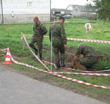 Specyficzny "znak geodezyjny", który kilkadziesiąt lat przeleżał pod ogrodzeniem odgraniczającym dwie działki w Szymanach, w poniedziałek został usunięty przez saperów z Orzysza. Dzień później wydobyli oni kolejne dwa niewybuchy, tym razem w Grajewie