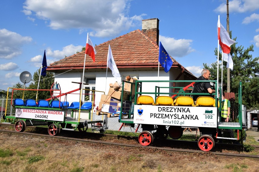 Dwiema drezynami kolejowymi, napędzanymi siłą ludzkich...