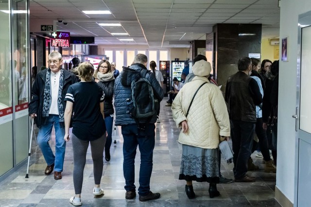 Na szpitalnych korytarzach w Bydgoszczy nie ma na razie fali pacjent&oacute;w z grypą.