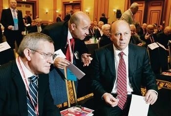 Od lewej: wiceprezes PZPN ds. zagranicznych Adam Olkowicz, członek zarządu Kazimierz Greń oraz prezes Grzegorz Lato podczas zjazdu Fot. PAP/Grzegorz Jakubowski