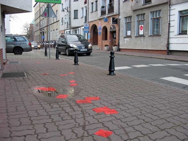 Na ulicy, w centrum Kołobrzegu, ktoś rozrzucił ulotki, z których treści wynika, że pewien kandydat to oszust i kłamca.