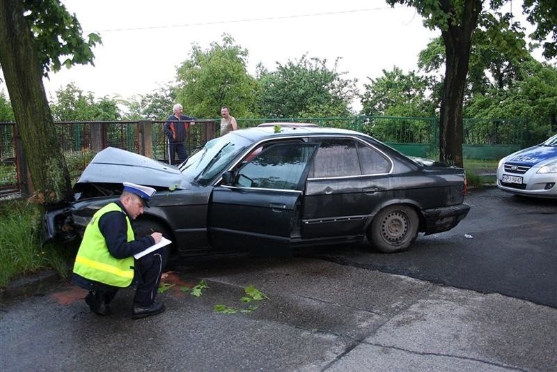 BMW wylądowalo na drzewie