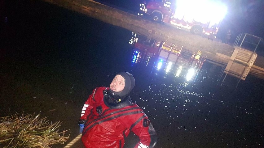 Wypadek w Suchorzowie. Samochód wpadł do wody i zatonął. W środku była 18-latka