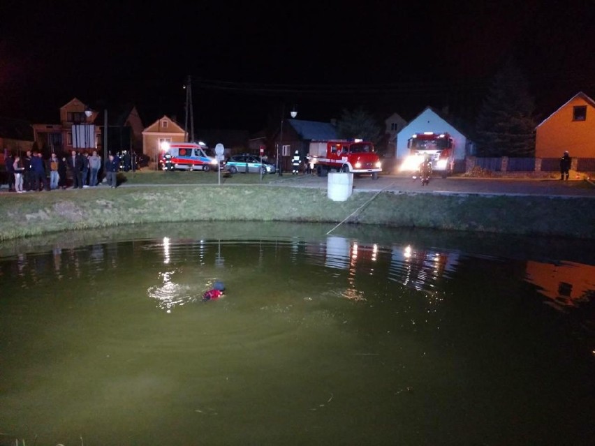 Wypadek w Suchorzowie. Samochód wpadł do wody i zatonął. W środku była 18-latka