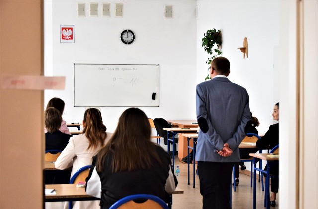 W tarnobrzeskiej "Prymasówce", czyli Zespole Szkół numer 1 maturzyści zdawali 6 maja język angielski i rosyjski. Przed egzaminami teren szkoły sprawdziła policja w związku z alarmem bombowym, który  był fałszywy.