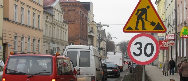 Zakorkowana ul. Armii Krajowej.