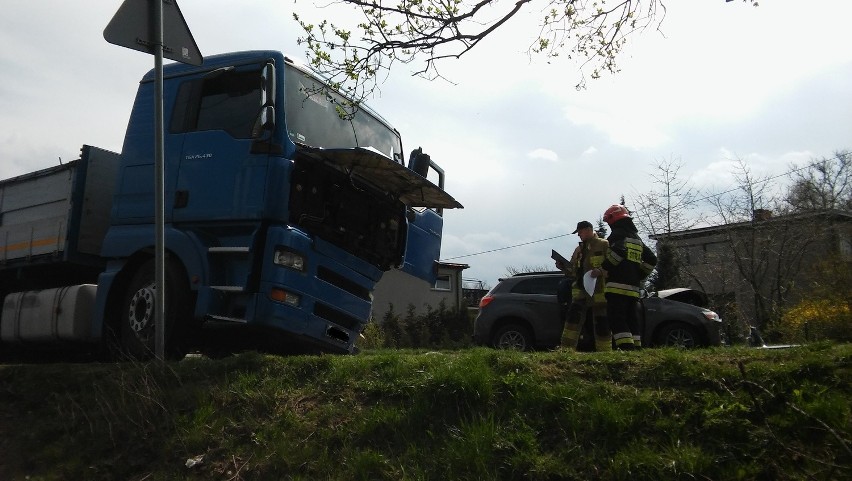 Osobowe mitsubishi zderzyło się z ciężarówką na ulicy...