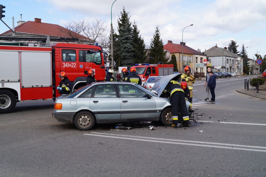 Kolizja na skrzyżowaniu ulic Bogusławskiego i Piłsudskiego w Ostrołęce. Jedna osoba trafiła do szpitala 