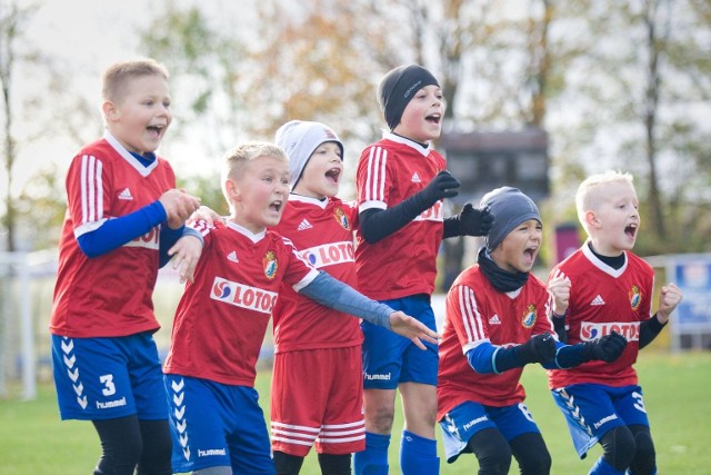 W niedzielę 27 października stadion przy ulicy Zielonej w Słupsku gościł zawodników z 10 klubów piłkarskich. Piłkarze z rocznika 2010 wzięli udział w I Turnieju Piłki Nożnej ENERGA CUP. Turniej odbył się pod patronatem grupy Energa oraz Pani Prezydent Krystyny Danileckiej-Wojewódzkiej. Od początku rozgrywki były na najwyższym poziomie. Nie zabrakło spektakularnych akcji, pokazowych goli i fantastycznych cieszynek. A to wszystko przy gromkim dopingu kibiców - najczęściej towarzyszących dzieciom rodziców. Niepokonaną drużyną okazał się zespół U-2 z Bytowa. W finale pokonali 2:0 zespół KS Gryf. Na trzeciej lokacie uplasowali się piłkarze Lew Lębork, a tuż za podium znaleźli się piłkarze z klubu Sparta Sycewice. Piąte miejsce przypadło zespołowi Gwardia Koszalin, szóste AP Energa Gryf Słupsk Czerwone, siódma lokata przypadła Jantarowi Ustka. Ósme miejsce zajęli piłkarze z Myśliwiec Tuchomie, na dziewiątej pozycji znaleźli się zawodnicy z AP Energa Gryf Słupsk Niebieskie, a dziesiąte miejsce przypadło GAP Bruskowo Wielkie.Na zdjęciu radość małych gryfitów po awansie do półfinałuZobacz także drugą część galerii: Piłkarski turniej Energa Cup o puchar Prezydenta Miasta Słupska cz.2