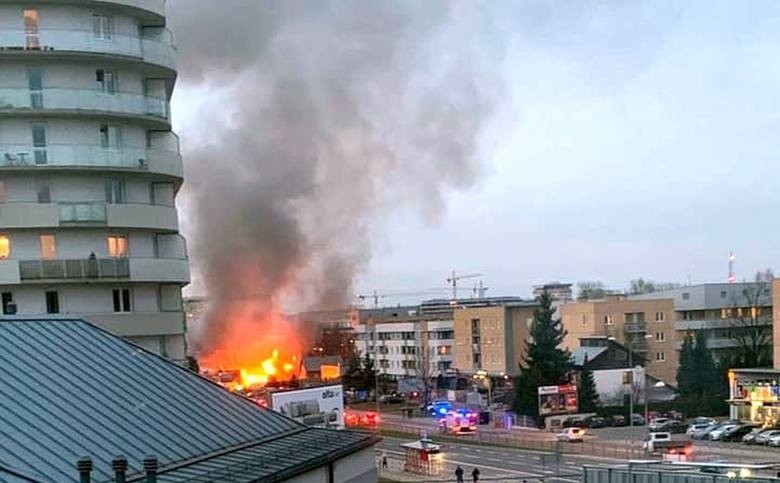 Białystok: Pożar opuszczonego mieszkania przy ul. Wiejskiej. Kłęby dymu i ognia pięły się w górę [ZDJĘCIA]