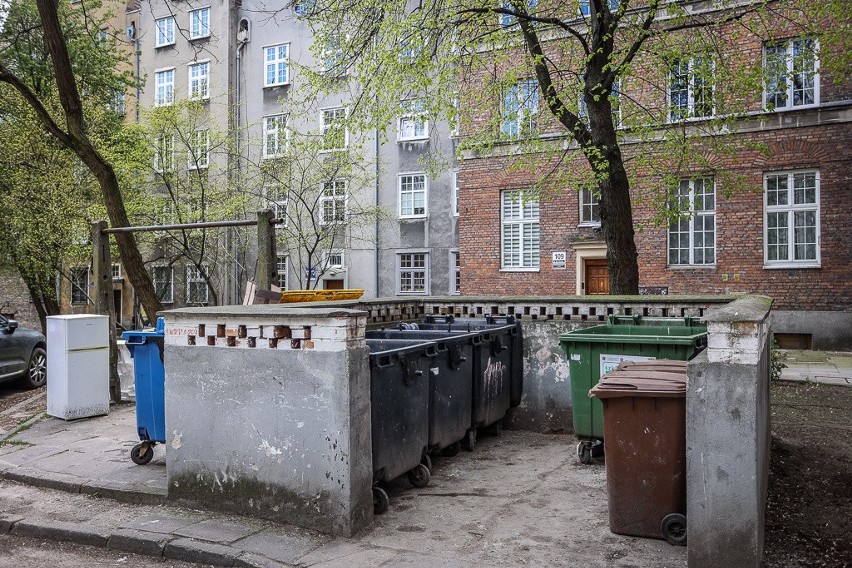Interwencja mieszkańców Głównego Miasta w Gdańsku. Czekają na ogrodzenie terenu, wcześniej ukarano ich za niesegregowanie śmieci