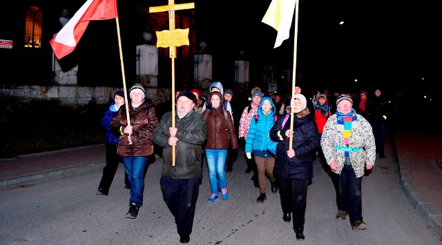 Parafianie ze Skalbmierza już po raz szósty wybiorą się w piątek na Nocną Drogę Krzyżową.