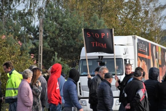 Mieszkańcy Radkowic w proteście przeciwko tirom wiele razy blokowali drogę wojewódzką numer 763.