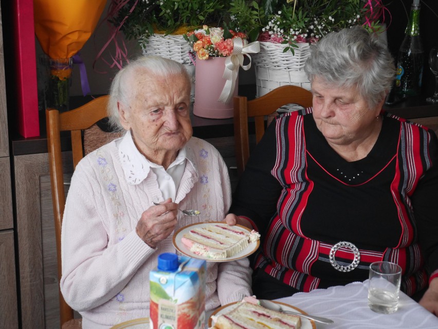 Sto lat pani Bronisławy! Mieszkanka gminy Grębów świętuje piękny jubileusz (ZDJĘCIA)