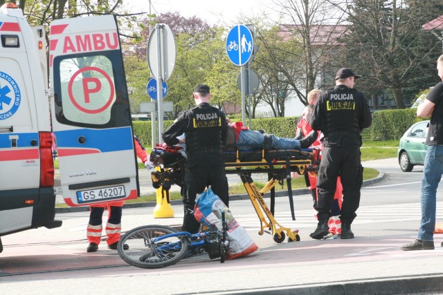 Do wypadku doszło koło godziny temu. Kierujący Skodą potrącił jadącego ścieżką rowerową rowerzystę.