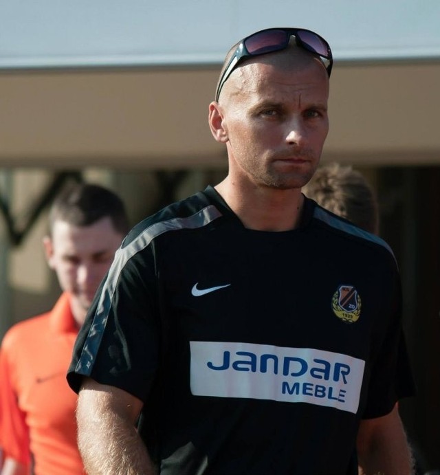Trener Rafał Lasocki zastanawia się jak zatrzymać lidera z Poronina, z którym jego zespół zmierzy się w sobotę w Ostrowcu.  