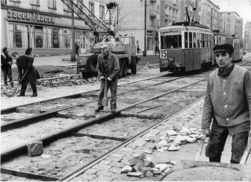 Marzec 1976 - prace remontowe na torowisku przy ulicy...