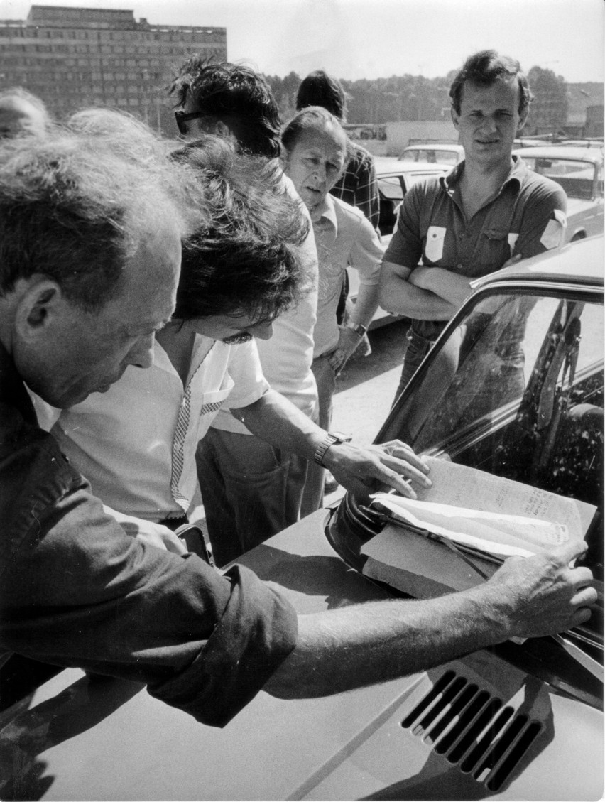07.08.1981 - lista kolejkowa do stacji benzynowej na placu...