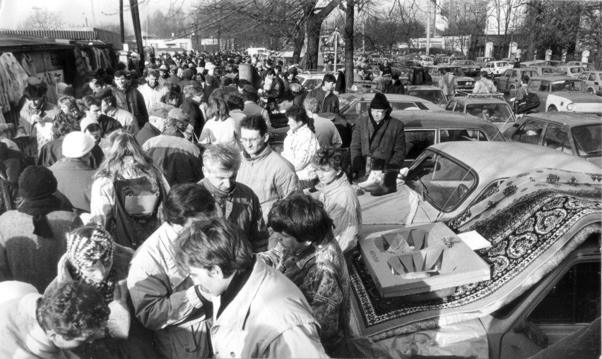 Grudzień 1989, tłumy wrocławian na targowisku przy...