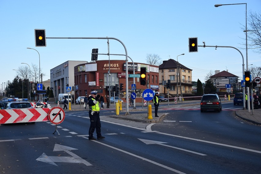 Podlaska policja wspierana przez harcerzy kieruje ruchem na...