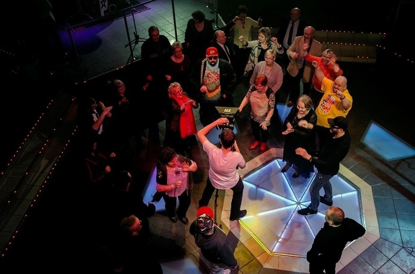 Bytom: Seniorzy zatańczyli w teledysku "Bujany" zespołu Piersi [ZDJĘCIA]