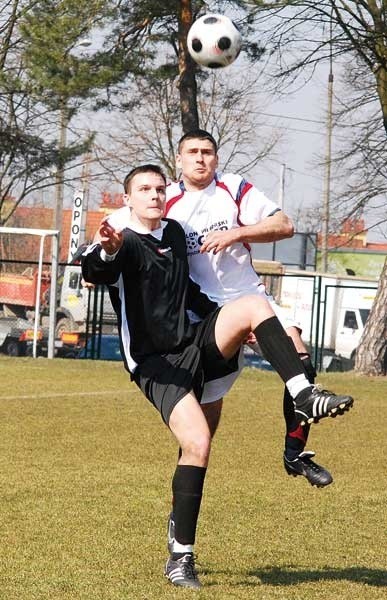 Dąb Dabrowa Białostocka (czarne stroje) okazał się "czarnym koniem" podlaskiej IV ligi